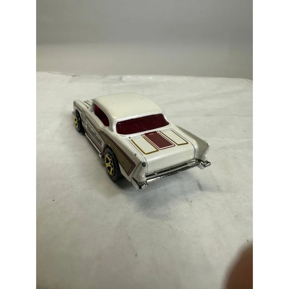 Hot Wheels 2018 Valentines 57 Chevy Diecast Car White‎ Red Gold 164 Scale
